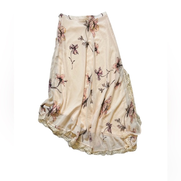 Lauren Conrad Runway Asymmetrical Floral Skirt Size 2 - Picture 4 of 5